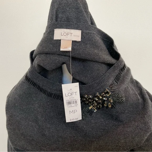 💖HOST PICK💖 NWT Ann Taylor LOFT Dark Gray Top with Beaded Floral Accent - Picture 5 of 8